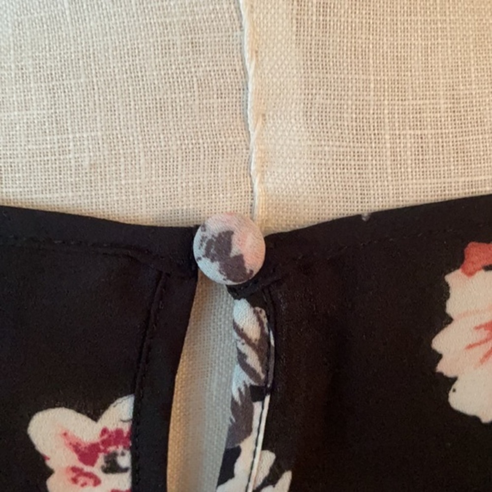 Torrid Black Flowered Blouse 100% Polyester Size 1 - image 6